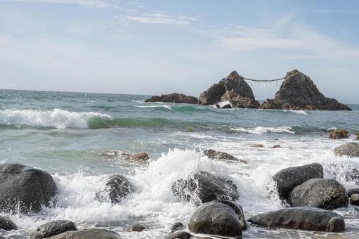 福岡県糸島の夫婦岩 福岡県糸島の夫婦岩 日本,福岡,福岡県の写真素材