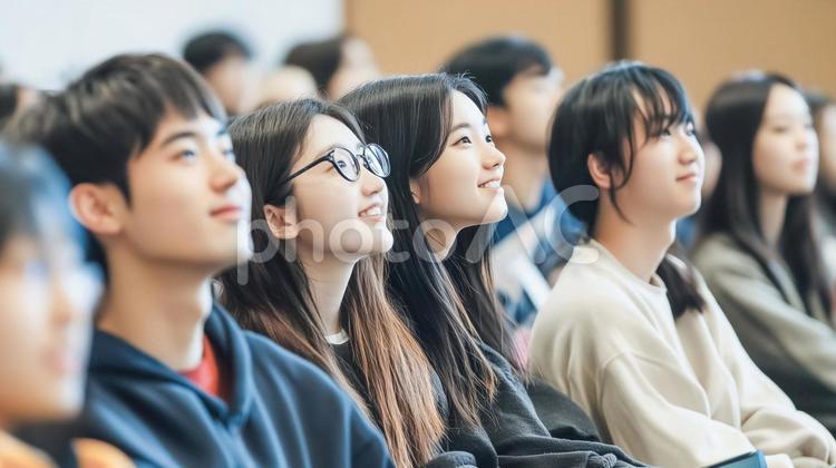 笑顔でステージを見つめる学生達の横顔 子供,学生,観客の写真素材