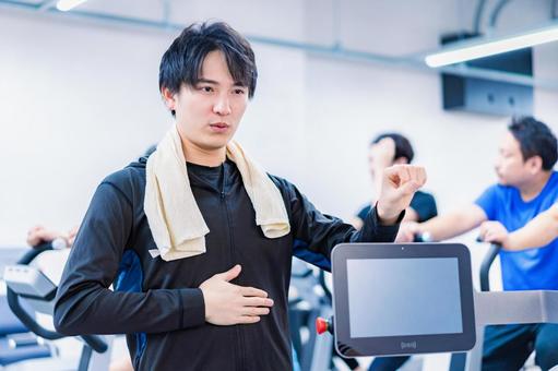 スポーツジムに通う人々 スポーツジムに通う人々 練習,サークル,仲間の写真素材