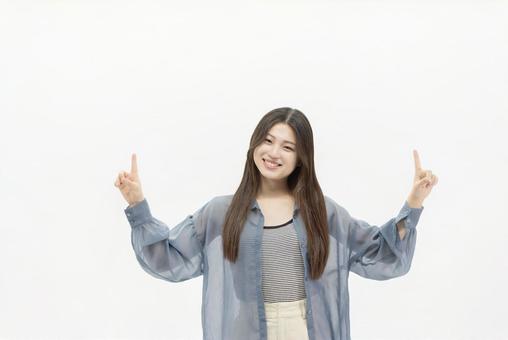 指差しをする女子大生 指差しをする女子大生 女性,人物,悩むの写真素材