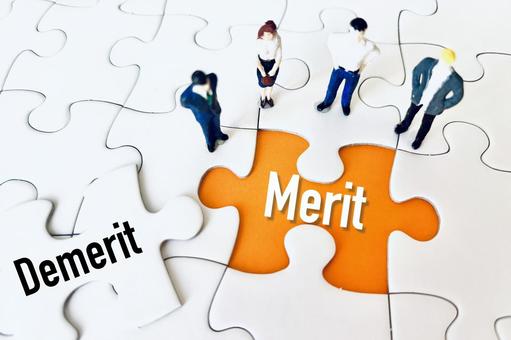 メリットとデメリットを考えるビジネスマン メリット,デメリット,比較の写真素材