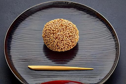 お盆にのせた和菓子(ゴマ団子) お盆にのせた和菓子(ゴマ団子)の写真