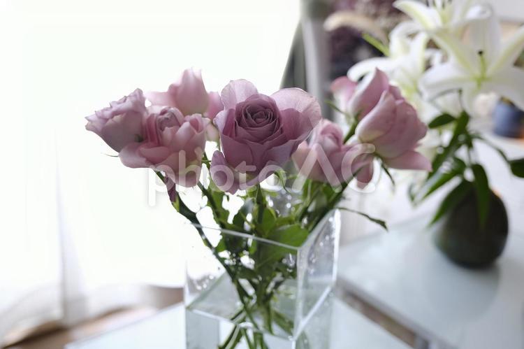 花のある生活　バラ　ユリの香り 生活,花,切花の写真素材