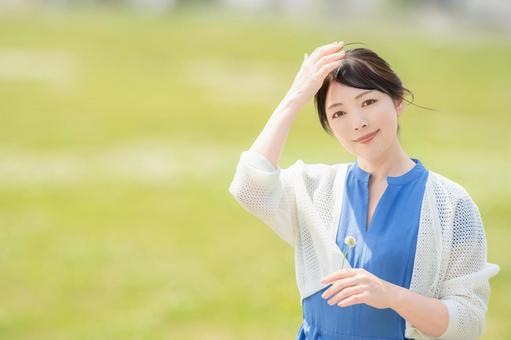 芝生と花と女性 アウトドア,キャンプ,女性の写真素材