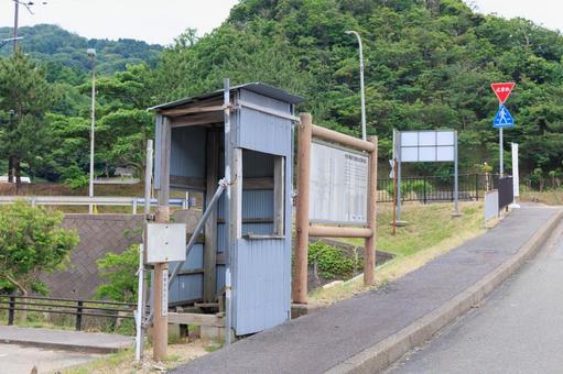昼間のかえる島の駐車場 昼間のかえる島の駐車場 駐車場,駐輪場,無人の写真素材