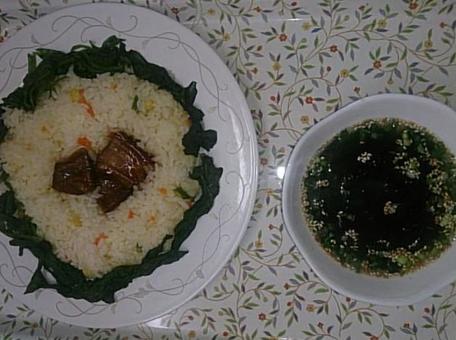 小海老とほうれん草のピラフ 小海老とほうれん草のピラフ 家庭料理の写真素材