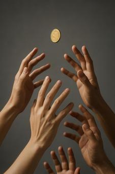 奪い合う硬貨(競争する手) 奪い合う硬貨(競争する手)の写真