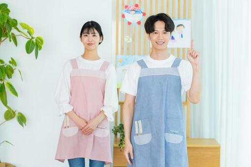 エプロンをした保育士 保育士,笑顔,エプロンの写真素材