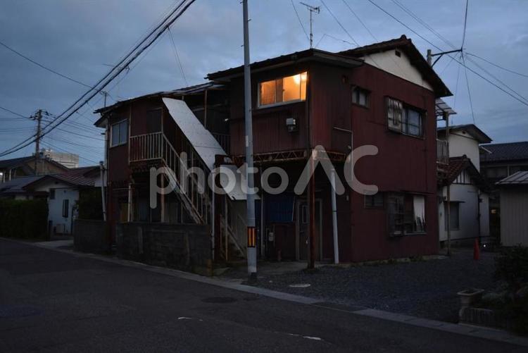 夕暮れの古アパート アパート,明かり,灯りの写真素材