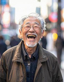 街中で大爆笑をしているおじいちゃん 街中で大爆笑をしているおじいちゃんの写真