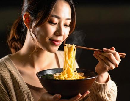 ラーメンを食べる女性 ラーメンを食べる女性の写真