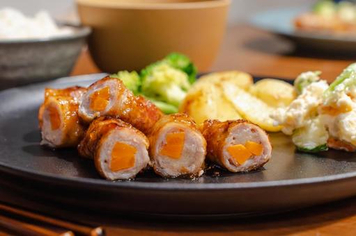 にんじん肉巻きの夕食 にんじん肉巻きの夕食 肉巻き,にんじん巻き,夕食の写真素材