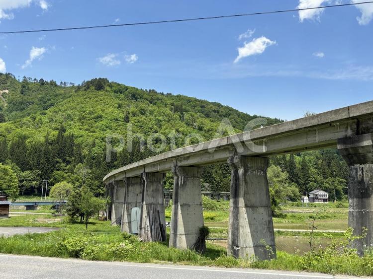 叶津川にかかる只見線の橋梁 国道252,只見線,田舎の写真素材