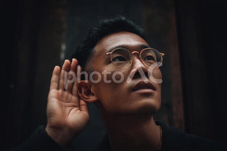 聞き取りにくい状況：耳を傾ける男性 男性,アジア人,聞くの写真素材
