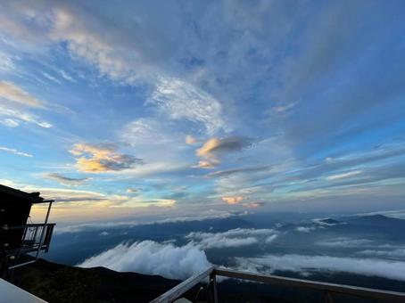 夕暮れ時の空と雲の幻想的な風景 夕暮れ時の空と雲の幻想的な風景の写真