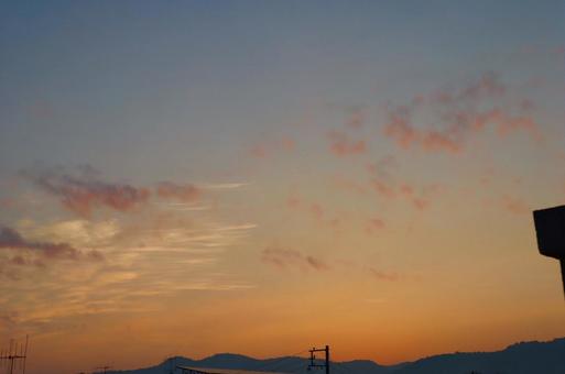 穏やかな夕方の空の写真