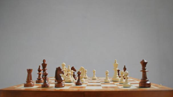 グレー背景に横から見たチェス グレー背景に横から見たチェスの写真