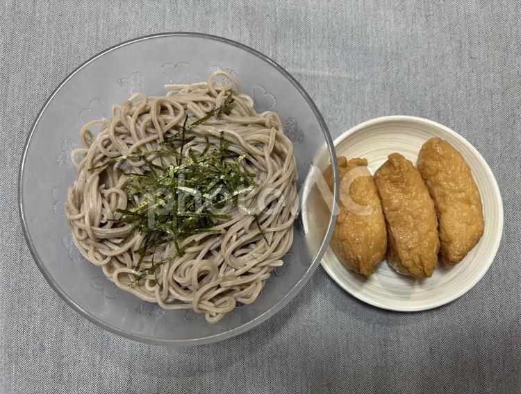 冷たいそばといなり寿司(横) 蕎麦,冷たい蕎麦,いなり寿司の写真素材