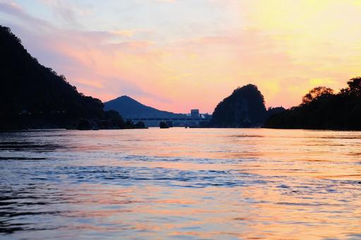 夕暮れの川 夕暮れの川の写真