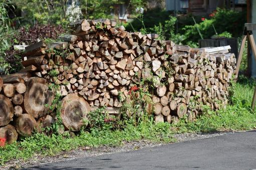 草の生えた上の薪置き場 草,生えた,上の写真素材