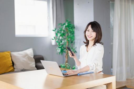 在宅勤務をする若いビジネスウーマン 非接触,リラックス,ビジネスの写真素材