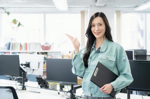 オフィスで仕事をする若い女性エンジニア オフィスで仕事をする若い女性エンジニア エンジニア,設計士,ビジネスの写真素材