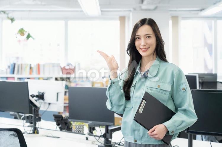 オフィスで仕事をする若い女性エンジニア エンジニア,設計士,ビジネスの写真素材