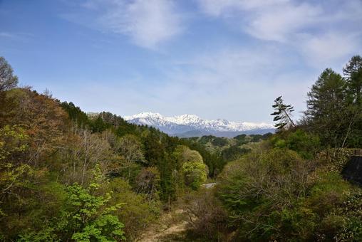 峠より北アルプスの山々を望む 峠より北アルプスの山々を望む 爺ヶ岳,鹿島槍ヶ岳,五竜岳の写真素材