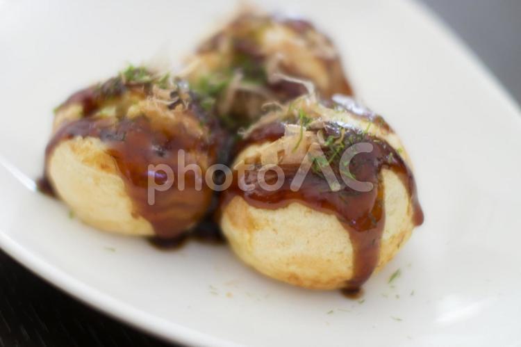手作りタコ焼きとソース_木の机 たこ焼き,たこやき,タコヤキの写真素材