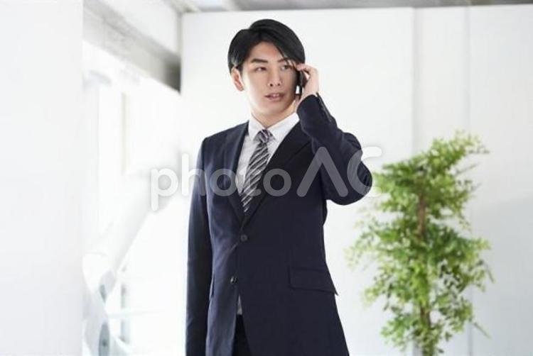 真剣な表情で通話する日本人ビジネスマン ビジネス,男性,ビジネスマンの写真素材