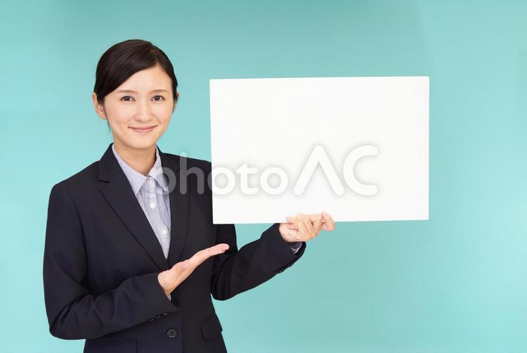 ホワイトボードを持つ笑顔のビジネスウーマン 女性,ビジネスウーマン,女の写真素材