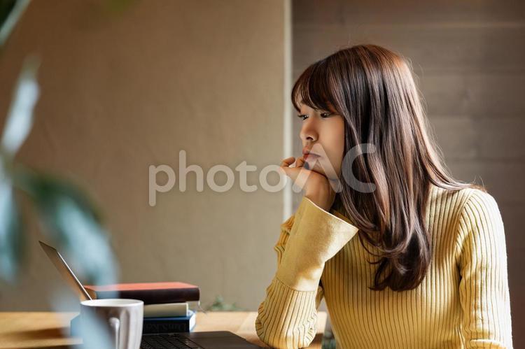 考えごとをする女性 女性,考える,考えごとの写真素材