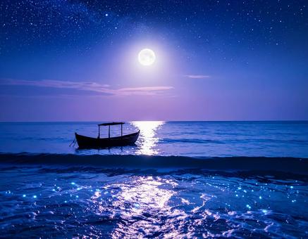 満月の夜の静かな海と船、幻想的な光 夏 満月の夜の静かな海と船、幻想的な光 夏の写真