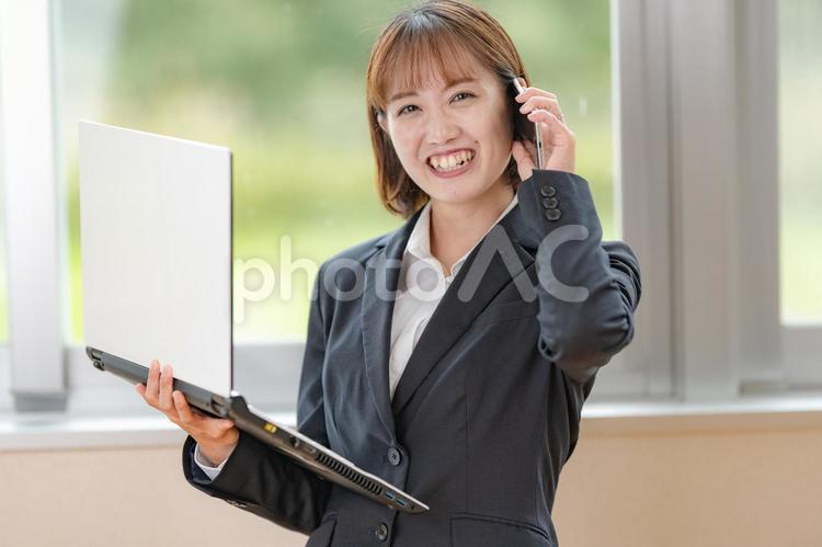 PCとスマホとビジネスウーマン ビジネスウーマン,スーツ,女性の写真素材