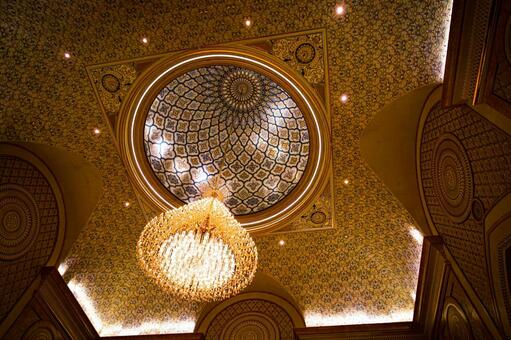 黄金に輝く天井装飾 ドーム天井,モザイク模様,幾何学模様の写真素材