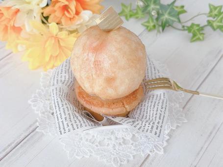 まるごと桃タルト まるごと桃タルト 桃のタルト,桃ケーキ,桃のケーキの写真素材