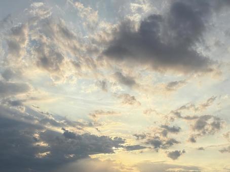 幻想的な夕空と柔らかく広がる雲 幻想的な夕空と柔らかく広がる雲の写真