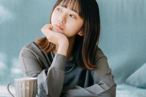 考えごとをする女性 女性,考える,困るの写真素材