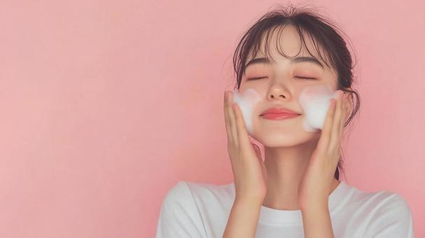 泡洗顔でケアする女性 泡洗顔でケアする女性の写真