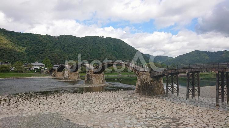 日本の風景　錦帯橋 山,風景,自然の写真素材