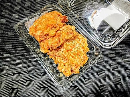 パックに入ったフライドチキン3つ 惣菜 パックに入ったフライドチキン3つ 惣菜の写真