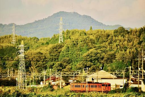 秋の夕暮れの山並みを走るディーゼル列車 秋の夕暮れの山並みを走るディーゼル列車 ディーゼル列車,jr,レトロな列車の写真素材