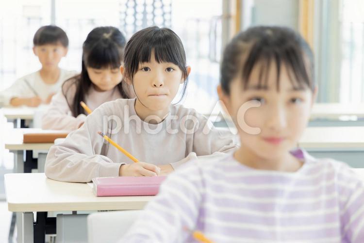 学習塾で勉強する小学生 小学生,塾,女性の写真素材