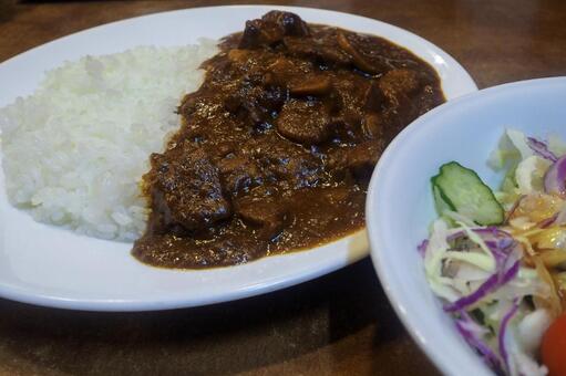 カレーとサラダ カレーとサラダの写真