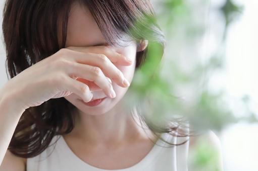 悩みを抱える女性 悩みを抱える女性の写真
