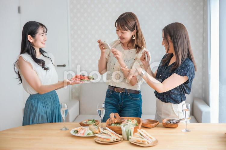 料理の写真を撮る女性（スマホ・撮影） 料理,写真,スマホの写真素材
