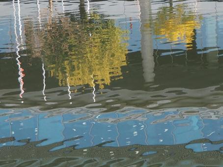 川にうつる景色の写真