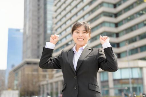 ガッツポーズをする女性 ガッツポーズをする女性 スーツ,新入社員,フレッシャーズの写真素材