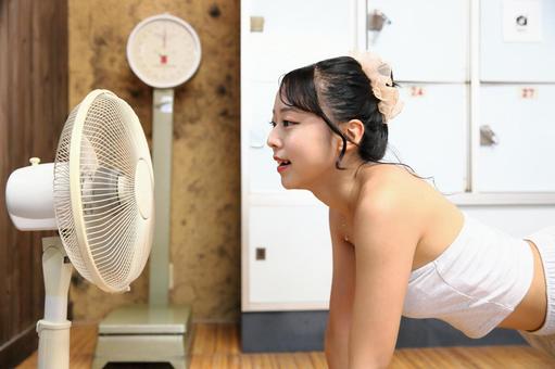 お風呂上りに扇風機で遊ぶ女性 お風呂上りに扇風機で遊ぶ女性 女性,風呂,温泉の写真素材