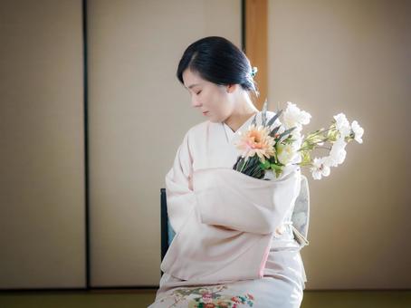 33:花と着物の女性 33:花と着物の女性 着物,花,花束の写真素材